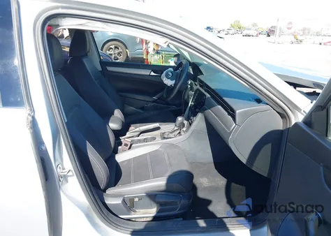 2021 Volkswagen Passat 2.0T Se z USA, uszkodzony, nr VIN 1VWSA7A36MC011948